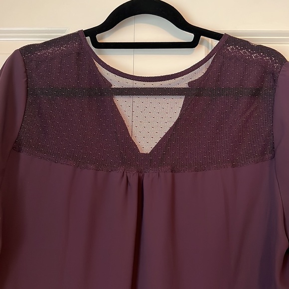 Plum colored polyester 3/4 sleeve blouse - Picture 4 of 6